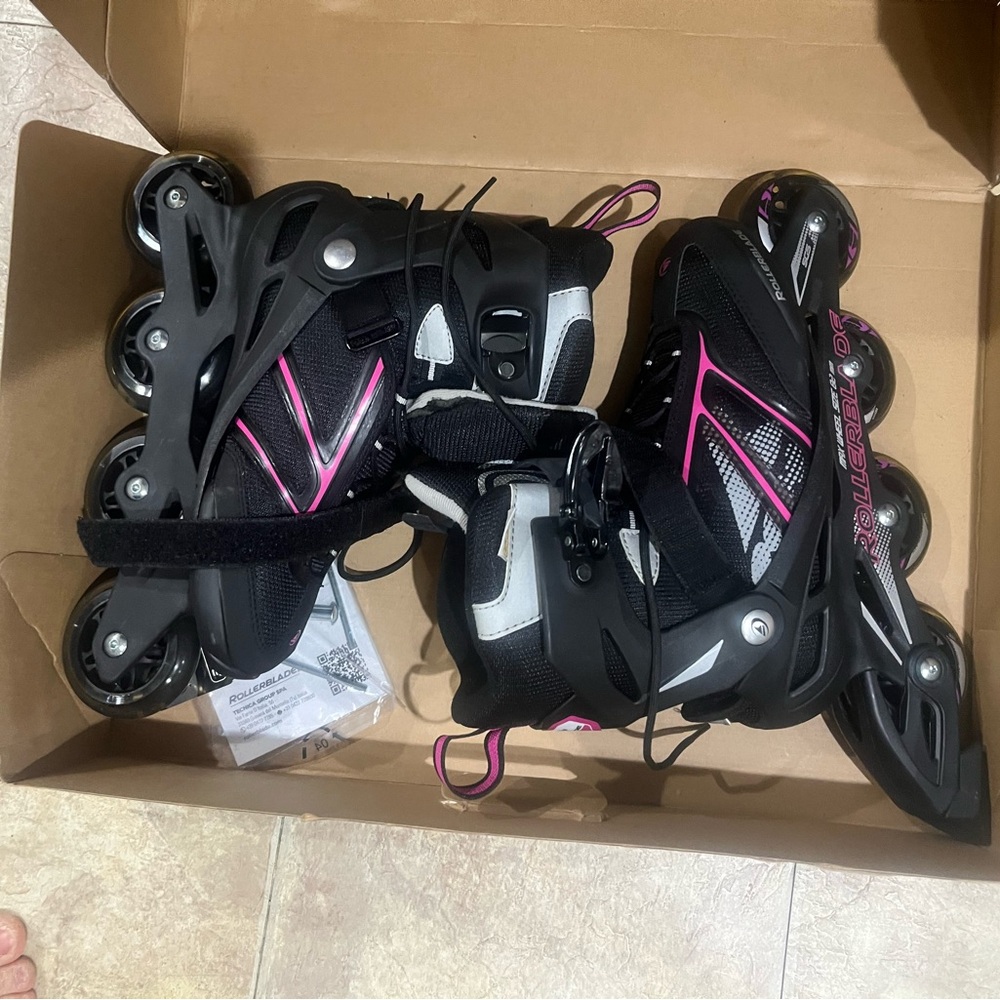 Women's Black and Pink Rollerblades - Picture 4 of 12